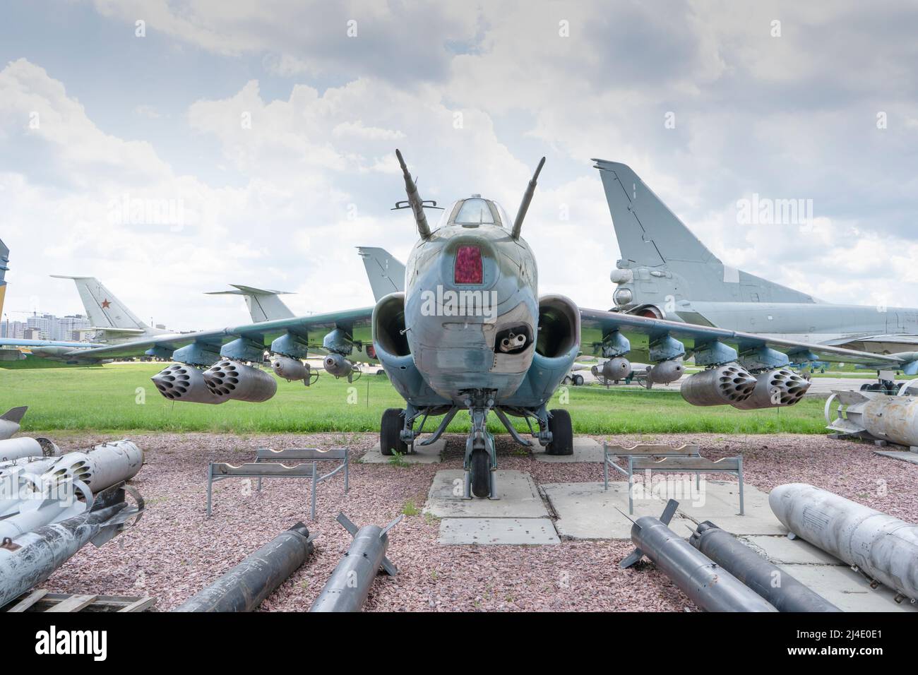 Bombardiere da caccia per aerei militari. Aeroplano con bombe e missili. Cabina in aereo. Zhuliany, Ucraina - 1 agosto 2021. Foto Stock