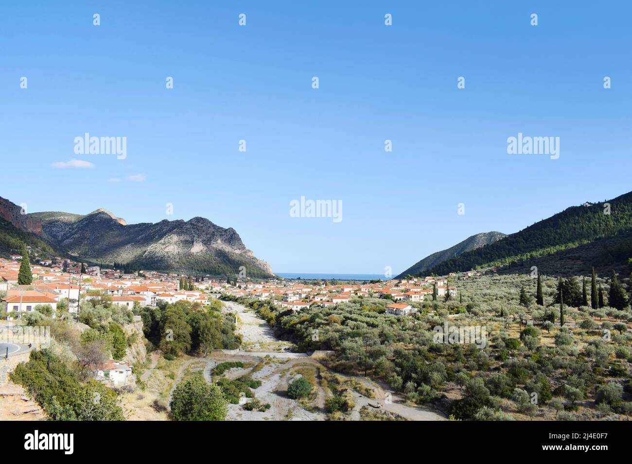 Vista di Leonidio (villaggio greco tradizionale) con cielo blu e montagne situate nel Peloponneso meridionale, Grecia Foto Stock