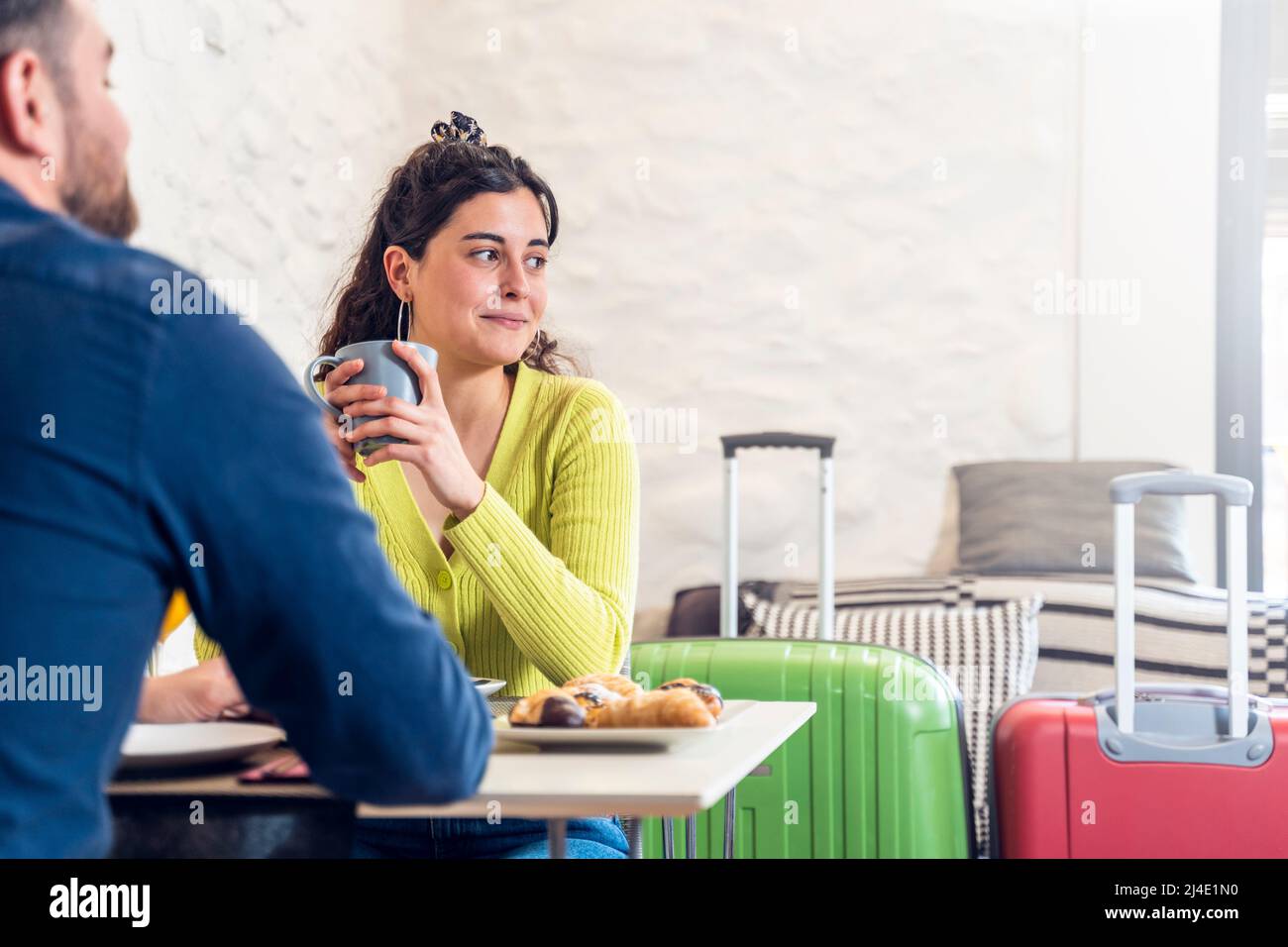 Donna turistica che fa colazione in un ristorante dell'hotel con un uomo Foto Stock