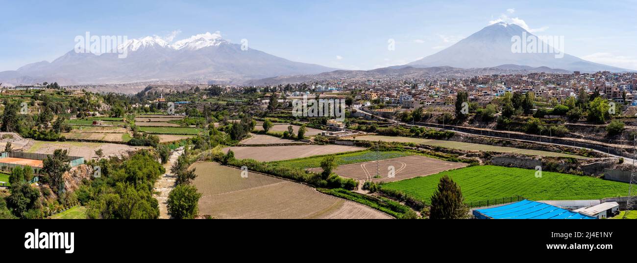 Panorama della città di Arequipa e dei Vulcani Chachani e El misti, Regione di Arequipa, Perù. Foto Stock