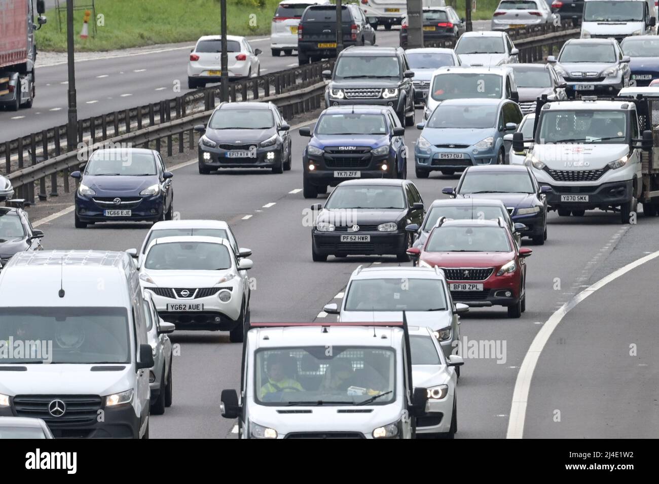 West Bromwich, Birmingham, Inghilterra, 14 aprile 2022. Il traffico della Bank Holiday sta aumentando sulla M5 Motorway vicino a West Bromwich, mentre gli automobilisti cercano di fuggire presto prima che le strade molto congestionate prevedano il venerdì Santo. L'autostrada si unisce alla M6 in direzione nord verso Wolverhampton e in direzione sud verso Londra. Credito: Interrompi stampa Media/Alamy Live News Foto Stock