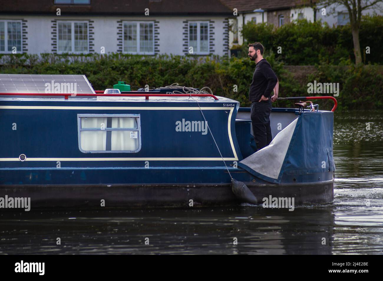 Londra, Regno Unito. 14th Apr 2022. Maisie Moors alla griglia e gradini, Strand-on-the-Green. La casa galleggiante Maisie ormeggio alla griglia e gradini a Strand-on-the-Green, Chiswick, Londra. Questi sono previsti per l'essiccazione e limitati a recipienti più piccoli fino a 25m lunghezze, 9m travi e uno spostamento di 200 tonnellate. La Port of London Authority addebita £60 spese per 24 ore o parte di esse. Credit: Peter Hogan/Alamy Live News Foto Stock