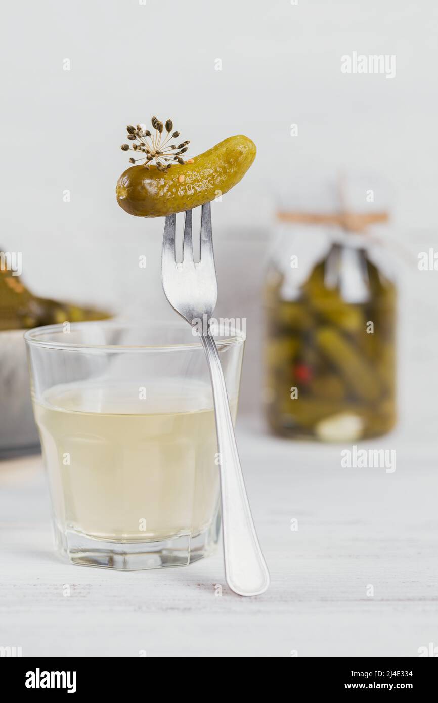 Succo sottaceto, sottaceti e cetrioli marinati in ciotola Foto Stock