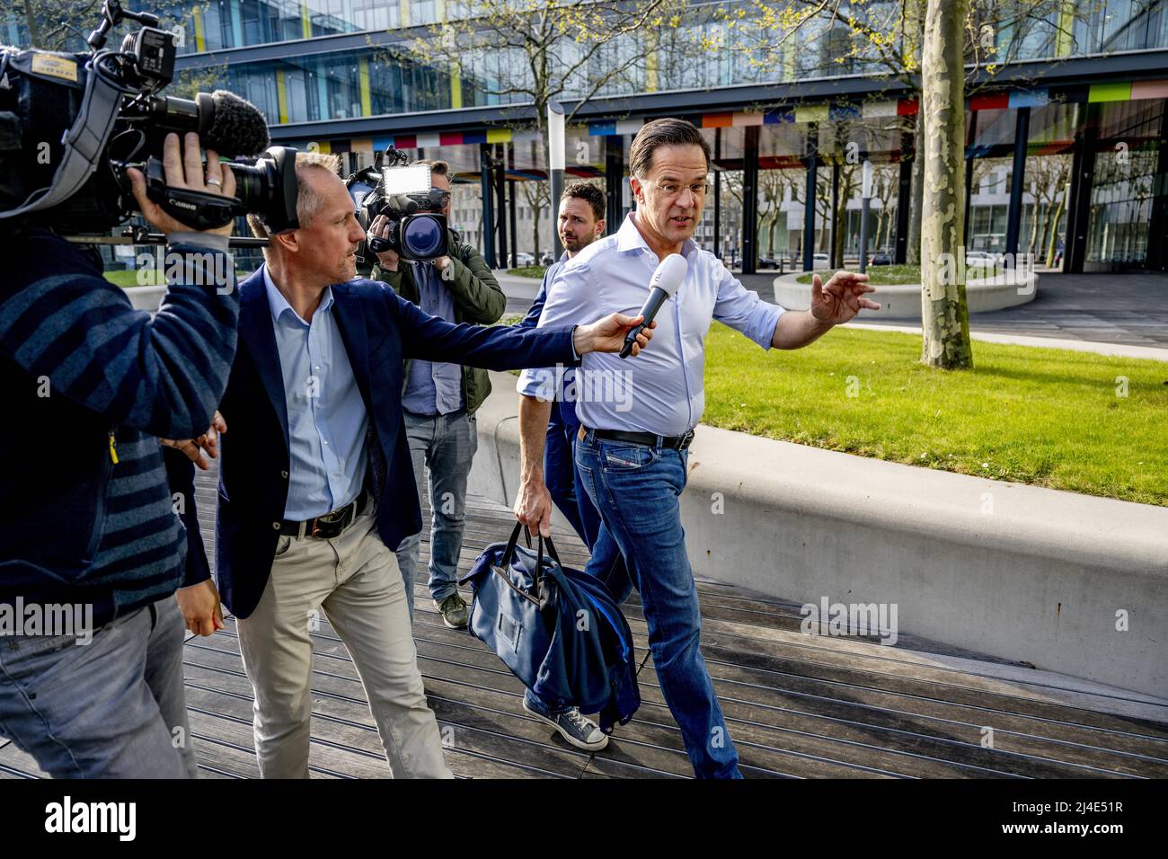 2022-04-14 17:59:53 L'AIA - il primo Ministro Mark Rutte arriva al Ministero delle Finanze per il proseguimento della consultazione della coalizione sul Memorandum di primavera. ANP ROBIN UTRECHT paesi bassi fuori - belgio fuori Foto Stock