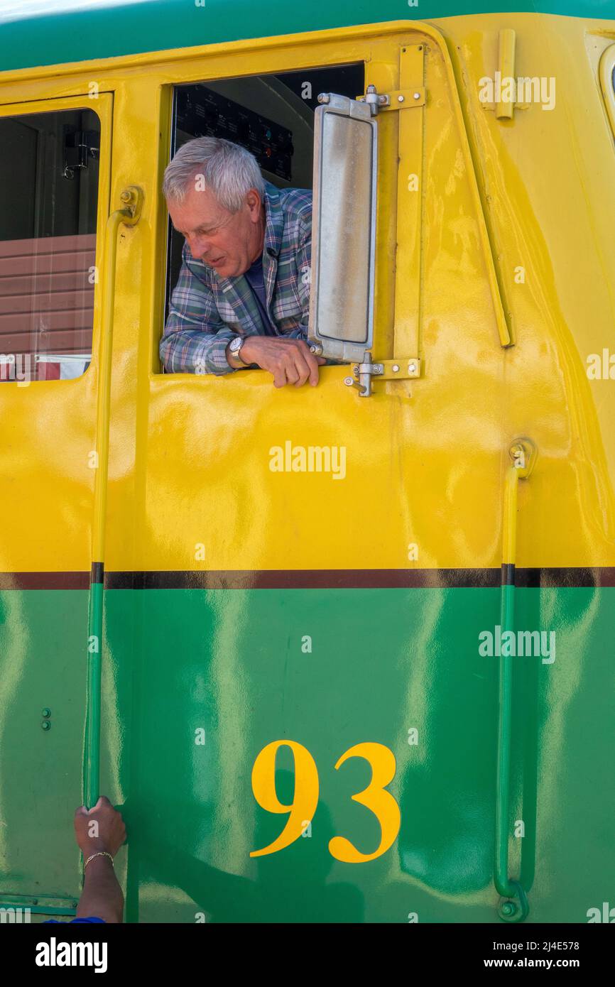 White Pass e Yukon Route, treno numero 93, autista che parla dal taxi mentre attendono nella stazione di Skagway, l'autista del treno dell'Alaska Foto Stock
