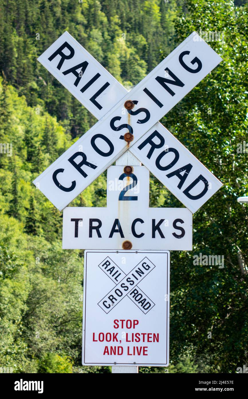 American Railroad Railway Crossing Sign Level Crossing Without Gates in Skagway Alaska Foto Stock