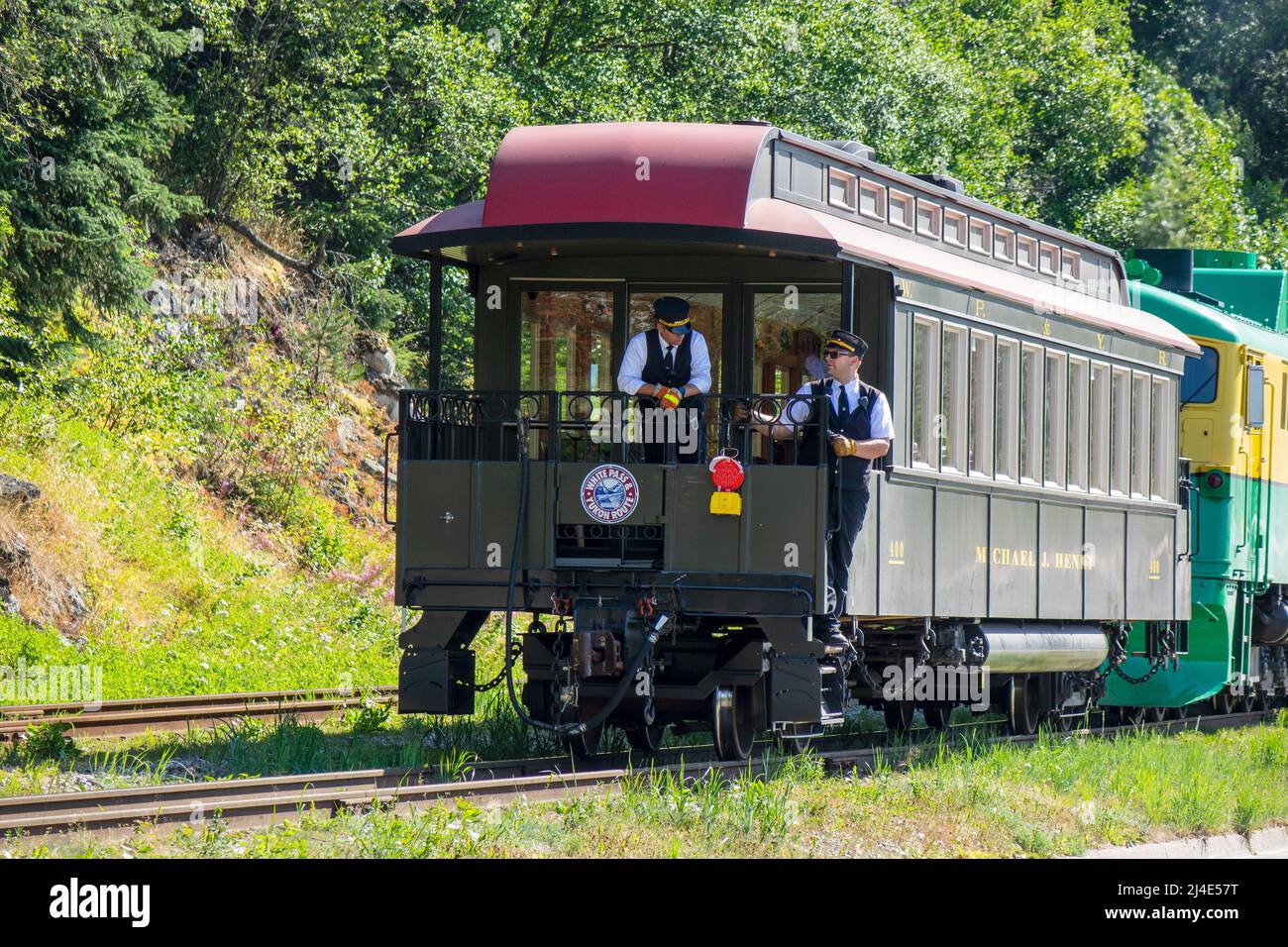 Guida dei conduttori di ferrovia Una macchina di ferrovia storica che è spinta da Un treno elettrico diesel 93 White Pass Yukon Route Ferrovia shunted Tourist Train Passenger Tr Foto Stock