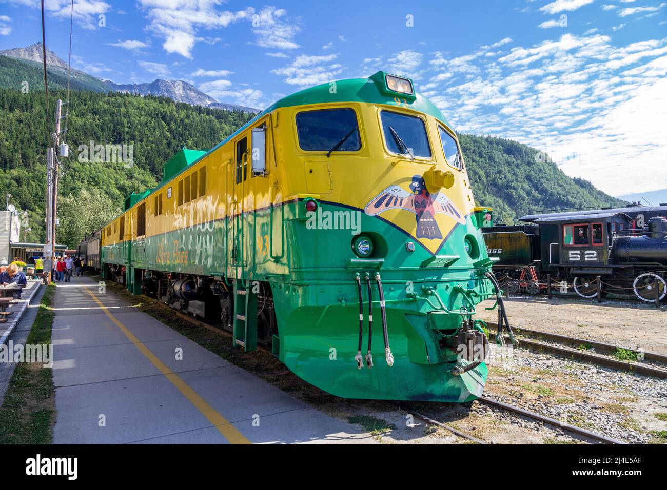 White Pass Yukon Route General Electric Diesel-Electric Locomotiva 93 in stazione a Skagway Alaska Historic Railroad Train Railroad Tourist Train Foto Stock