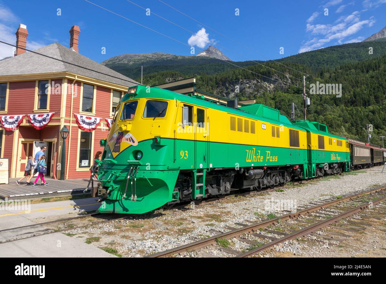 White Pass e Yukon Route Train numero 93 A GE Diesel Electric Train in in Skagway Station Alaska Tourist Train Railroad Railroad Foto Stock