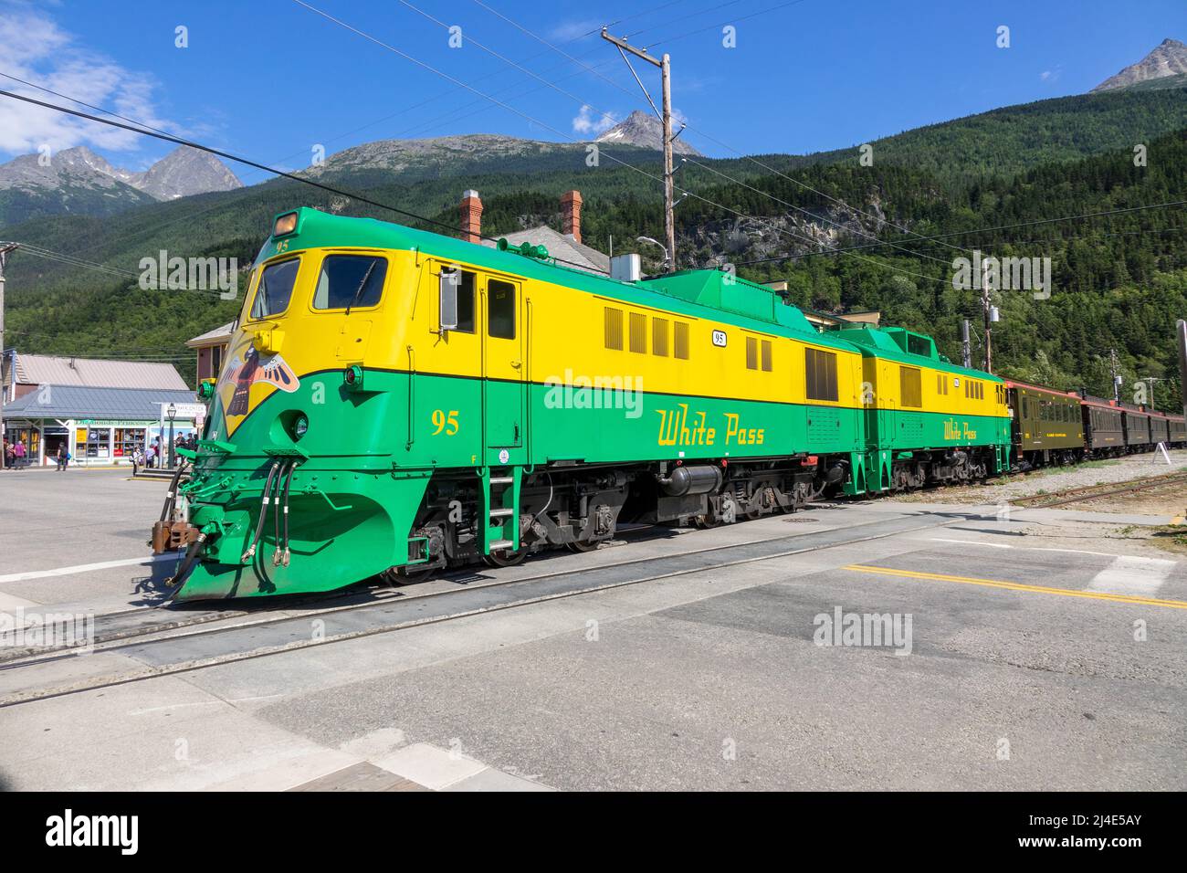 White Pass e Yukon Route Train numero 93 A GE Diesel Electric Train in in Skagway Station Alaska Tourist Train Railroad Railroad Foto Stock