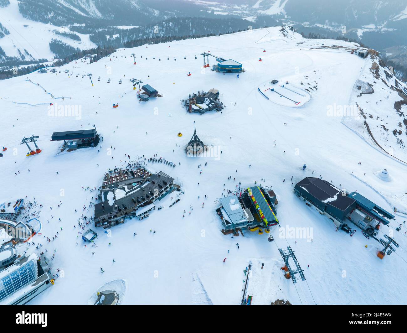 Splendida vista sul monte kronplatz innevato durante l'inverno nelle alpi Foto Stock