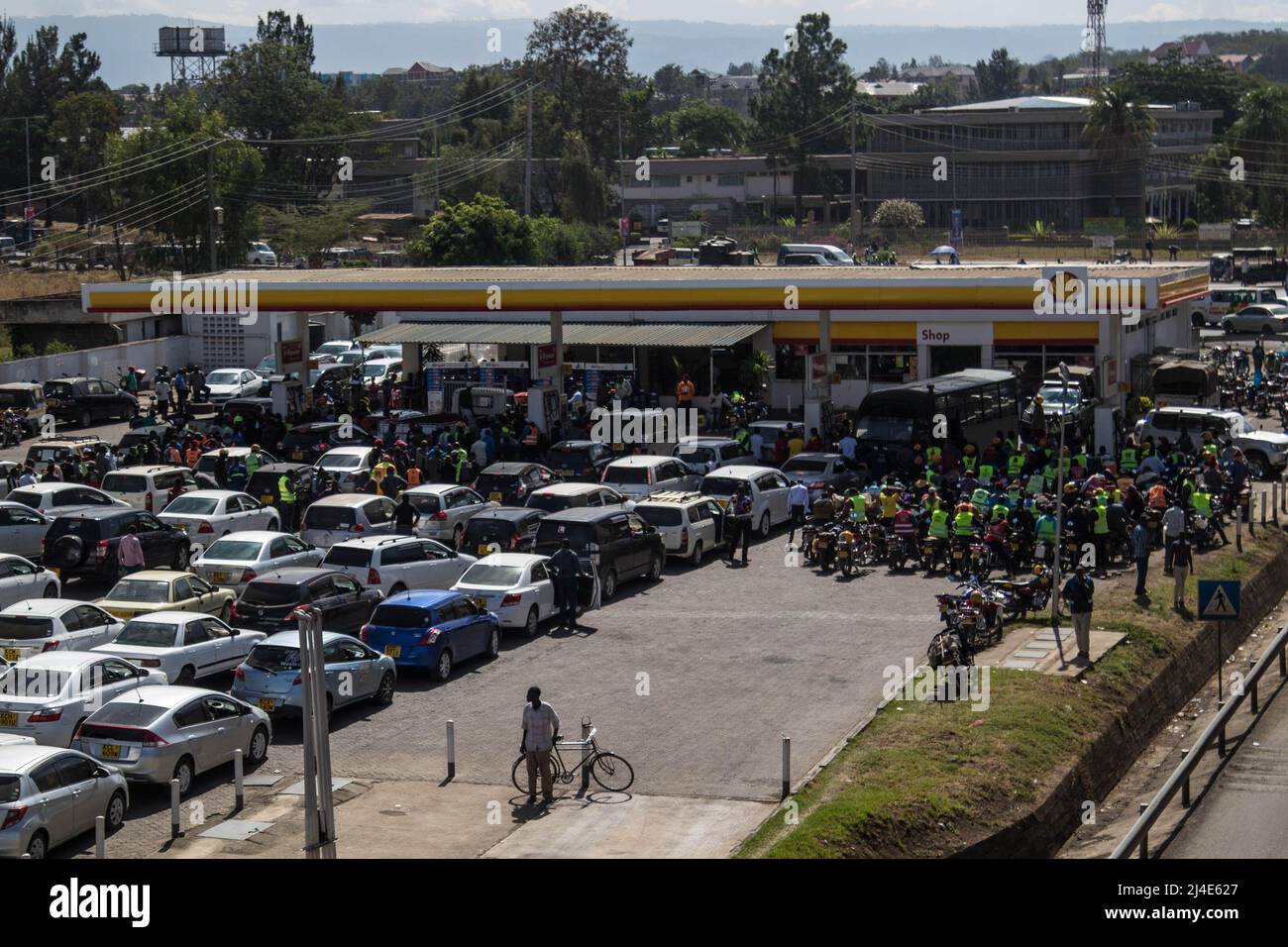 Nakuru, Kenya. 13th Apr 2022. Gli automobilisti si accachiano per fare rifornimento alla stazione di benzina di Shell tra la scarsità di carburante e l'aumento dei prezzi. Per due settimane, la carenza di carburante in Kenya ha continuato ad essere sperimentata con poche stazioni di gas che ancora la erogano in modo intermittente quando le scorte sono disponibili. Inizialmente, gli operatori del mercato petrolifero hanno rifiutato di rilasciare il loro carburante citando i timori di incorrere in perdite dopo che il governo non ha onorato il suo obbligo di sovvenzione inteso ad alleviare i consumatori dai prezzi elevati. (Foto di James Wakibia/SOPA i mages/Sipa USA) Credit: Sipa USA/Alamy Live News Foto Stock