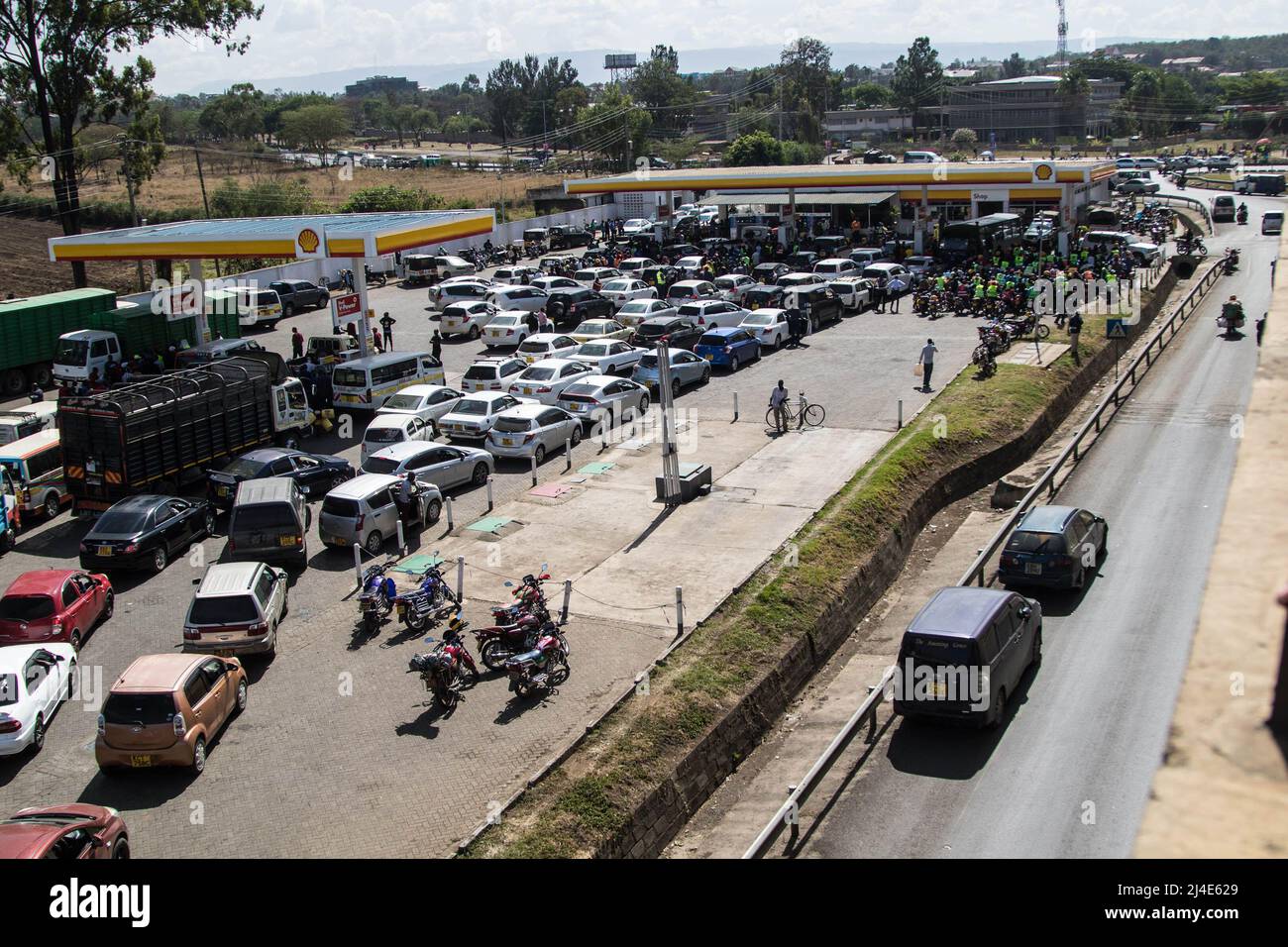 Nakuru, Kenya. 13th Apr 2022. Gli automobilisti si accachiano per fare rifornimento alla stazione di benzina di Shell tra la scarsità di carburante e l'aumento dei prezzi. Per due settimane, la carenza di carburante in Kenya ha continuato ad essere sperimentata con poche stazioni di gas che ancora la erogano in modo intermittente quando le scorte sono disponibili. Inizialmente, gli operatori del mercato petrolifero hanno rifiutato di rilasciare il loro carburante citando i timori di incorrere in perdite dopo che il governo non ha onorato il suo obbligo di sovvenzione inteso ad alleviare i consumatori dai prezzi elevati. (Foto di James Wakibia/SOPA i mages/Sipa USA) Credit: Sipa USA/Alamy Live News Foto Stock