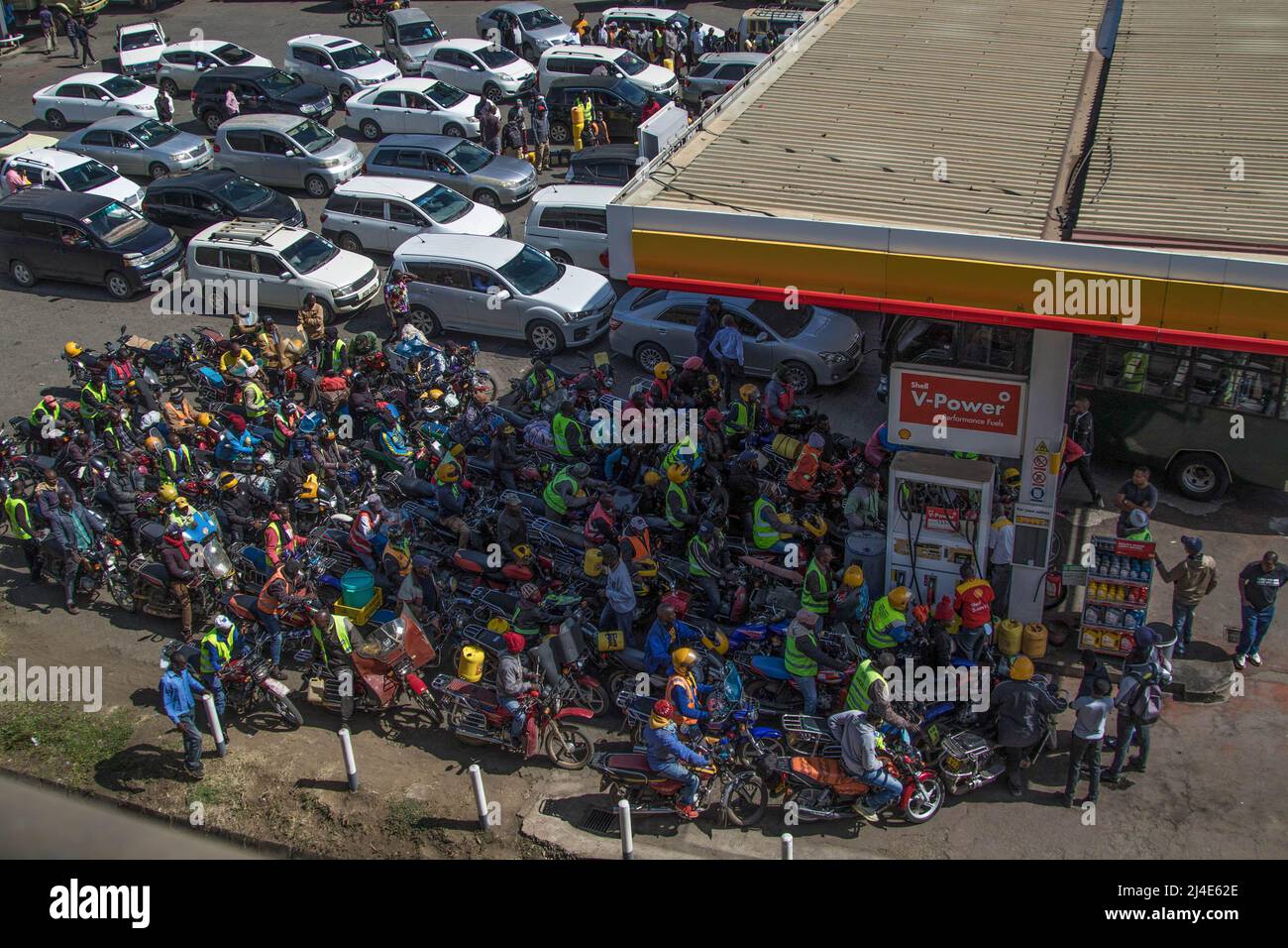 Nakuru, Kenya. 13th Apr 2022. Gli automobilisti si accachiano per fare rifornimento alla stazione di benzina di Shell tra la scarsità di carburante e l'aumento dei prezzi. Per due settimane, la carenza di carburante in Kenya ha continuato ad essere sperimentata con poche stazioni di gas che ancora la erogano in modo intermittente quando le scorte sono disponibili. Inizialmente, gli operatori del mercato petrolifero hanno rifiutato di rilasciare il loro carburante citando i timori di incorrere in perdite dopo che il governo non ha onorato il suo obbligo di sovvenzione inteso ad alleviare i consumatori dai prezzi elevati. (Foto di James Wakibia/SOPA i mages/Sipa USA) Credit: Sipa USA/Alamy Live News Foto Stock