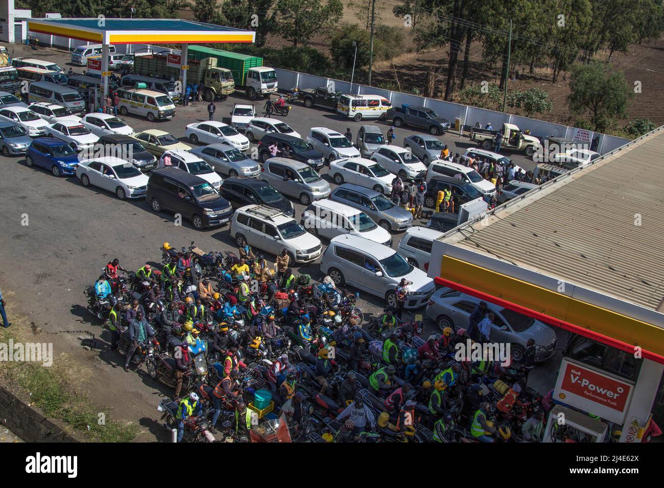 Nakuru, Kenya. 13th Apr 2022. Gli automobilisti si accachiano per fare rifornimento alla stazione di benzina di Shell tra la scarsità di carburante e l'aumento dei prezzi. Per due settimane, la carenza di carburante in Kenya ha continuato ad essere sperimentata con poche stazioni di gas che ancora la erogano in modo intermittente quando le scorte sono disponibili. Inizialmente, gli operatori del mercato petrolifero hanno rifiutato di rilasciare il loro carburante citando i timori di incorrere in perdite dopo che il governo non ha onorato il suo obbligo di sovvenzione inteso ad alleviare i consumatori dai prezzi elevati. (Foto di James Wakibia/SOPA i mages/Sipa USA) Credit: Sipa USA/Alamy Live News Foto Stock