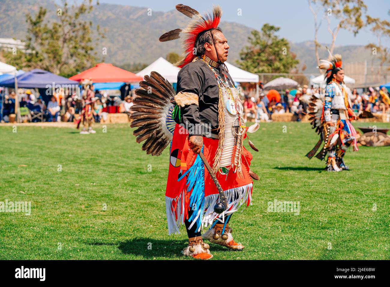Malibu, California, USA - 9 aprile 2022. Polvere. Nativi americani vestiti  in pieno regalia. Dettagli di regalia primo piano. Chumash Day Powwow e  Inter Foto stock - Alamy