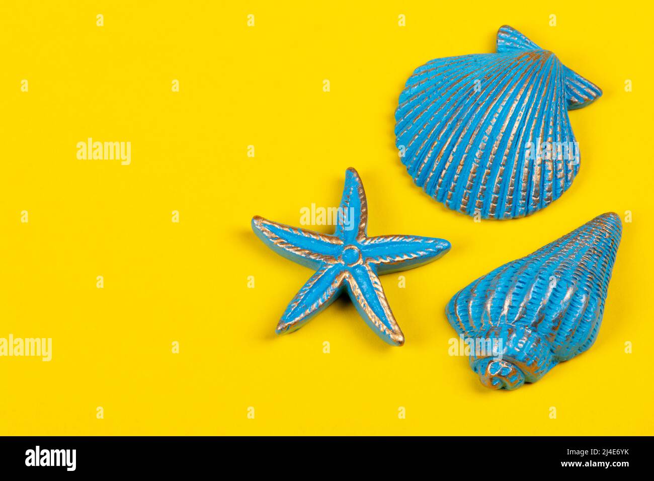 Conchiglie e stelle marine su sfondo giallo. Mare estate vacanza sfondo Foto Stock