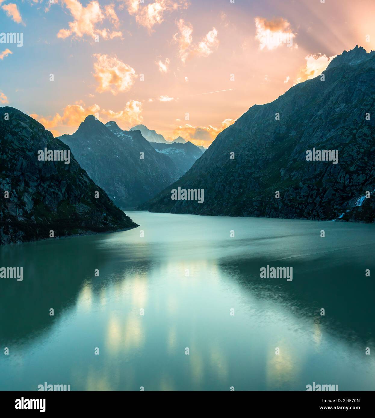 Splendida vista sul lago di Grimselsee in Svizzera al tramonto Foto Stock