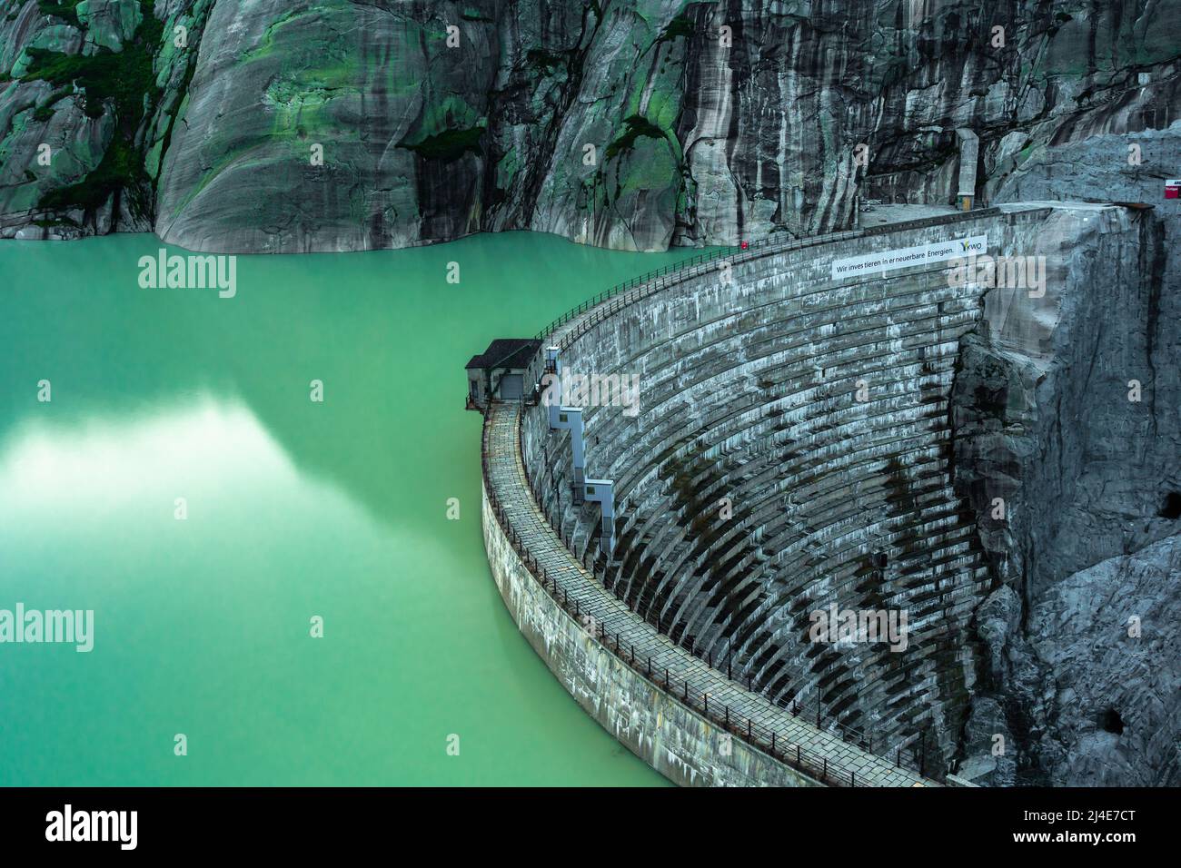 Vista della diga sul lago Grimselsee in Svizzera Foto Stock