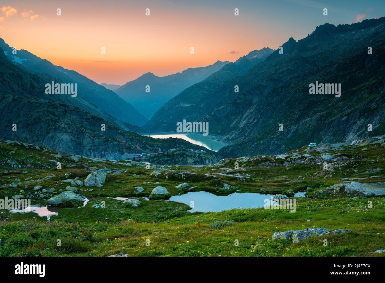 Vista sullo splendido paesaggio montano dal passo svizzero Grimselpass al tramonto Foto Stock
