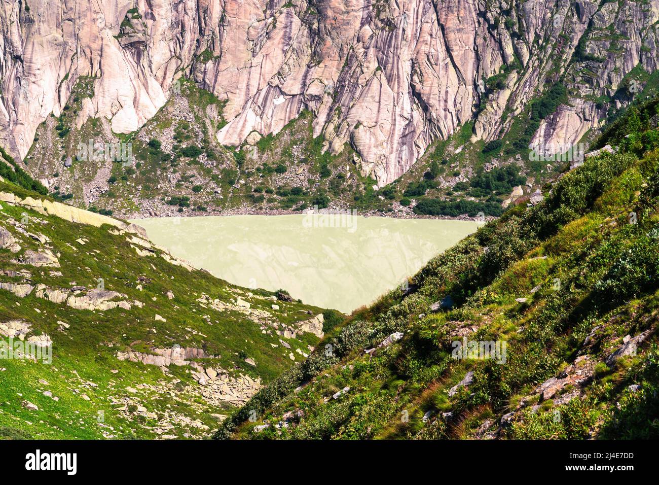 Vista parziale sul lago Grimselsee, sulle montagne Oberaarsee in Svizzera Foto Stock