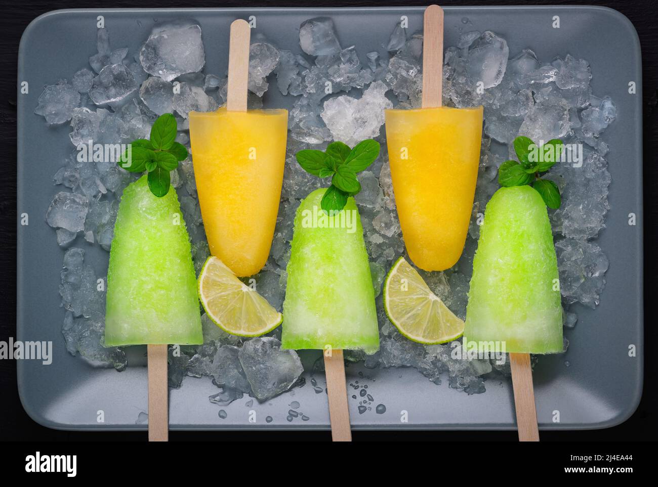 Popsicles fatti in casa con succo di lime, menta e ghiaccio d'arancia lolly Foto Stock