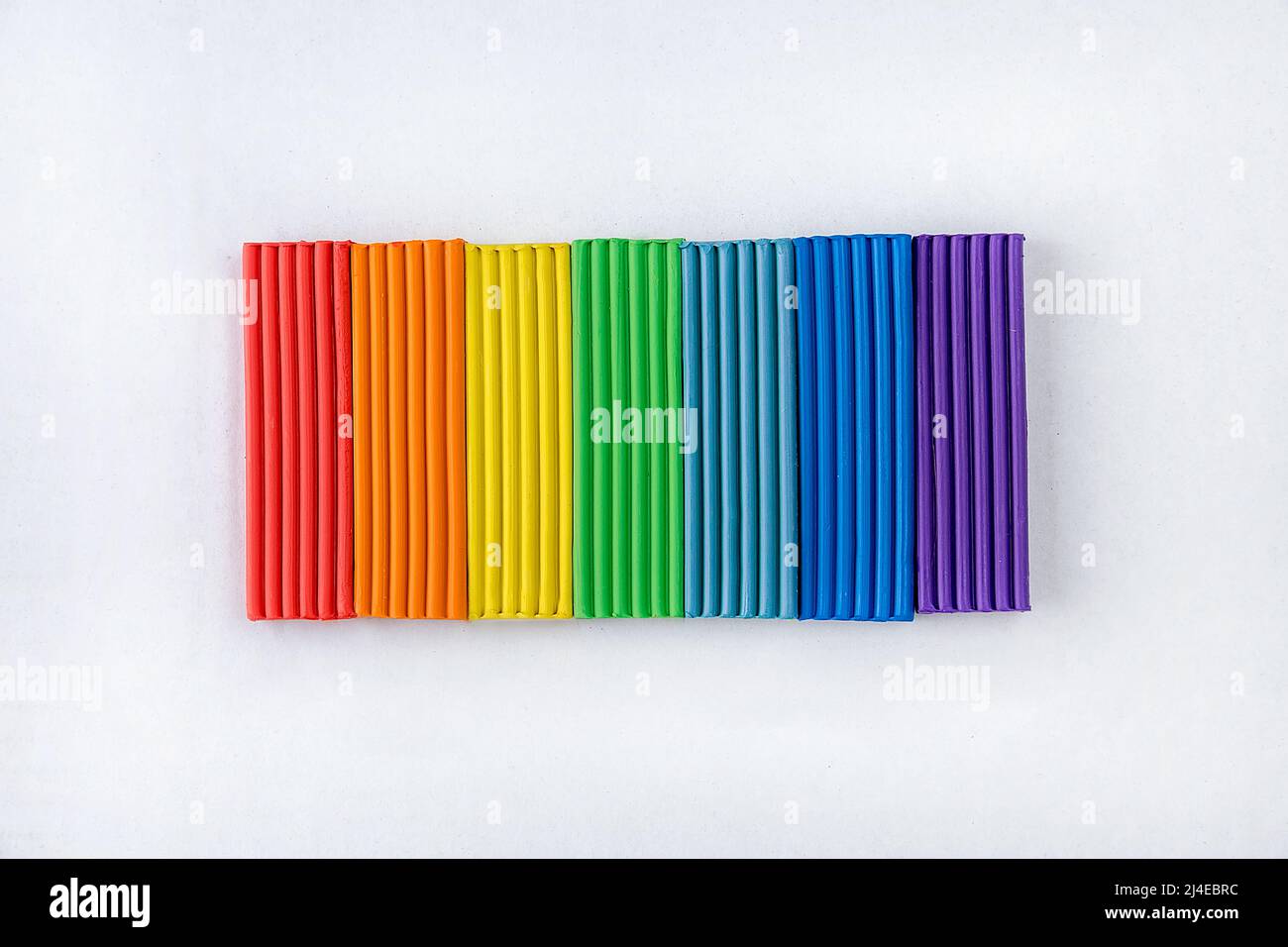 Bellissimo sfondo di strisce colorate di plastilina. Sfondo arcobaleno. Biglietto di auguri per San Valentino, festa delle madri, compleanno, Festa delle donne. Foto Stock