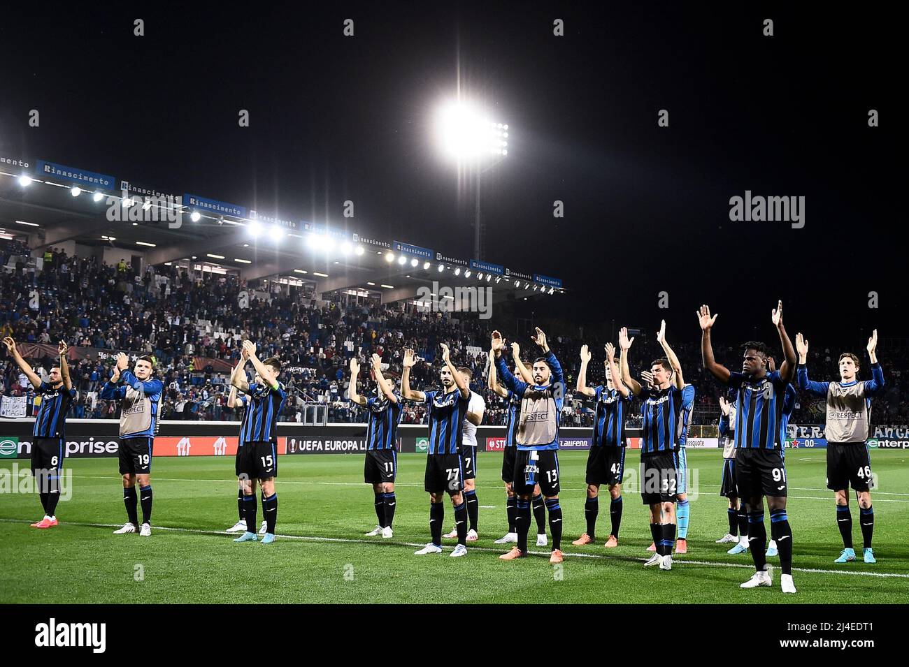 Bergamo, Italia. 14 aprile 2022. I giocatori di Atalanta BC si sono accanati al termine della seconda partita di calcio della UEFA Europa League tra Atalanta BC e RB Leipzig. Credit: Nicolò campo/Alamy Live News Foto Stock