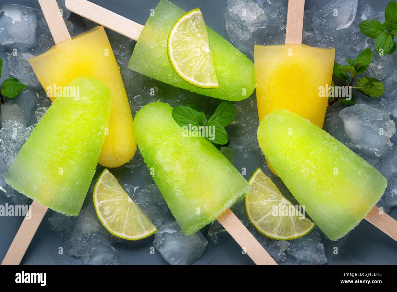 Popsicles fatti in casa con succo di lime, menta e ghiaccio d'arancia lolly Foto Stock