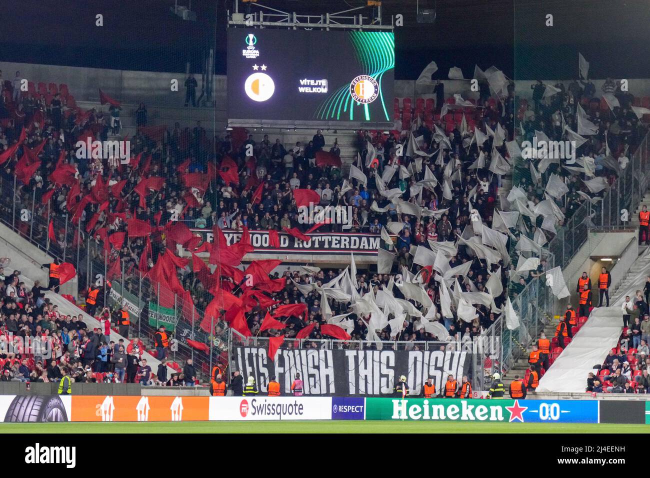 PRAGA, PAESI BASSI - APRILE 14: Fans of Feyenoord durante le finali del quartiere UEFA Europa League partita tra Slavia Praga e Feyenoord all'Eden Arena il 14 Aprile 2022 a Praga, Paesi Bassi (Foto di Geert van Erven/Orange Pictures) Foto Stock