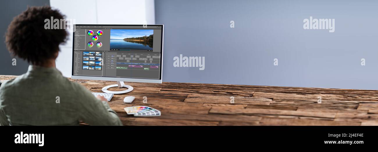 Giovane Maschio Editor Editing video sul computer al lavoro Foto Stock