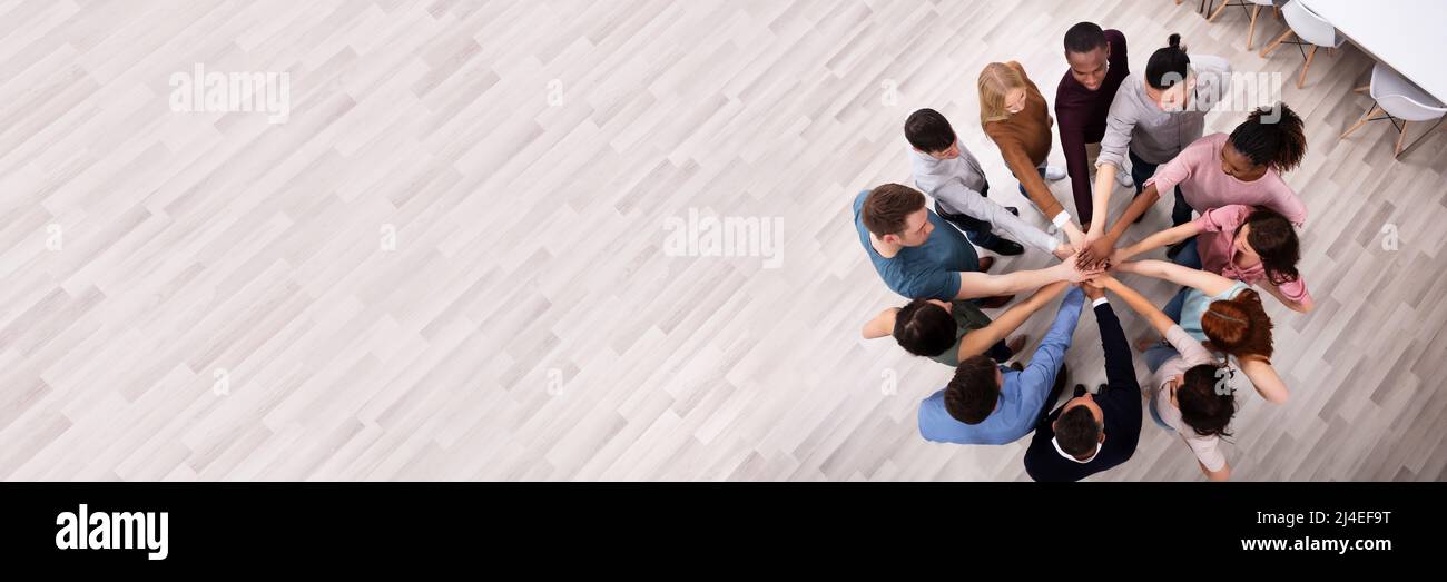 Angolo di Alta Vista multirazziale amico di impilaggio assieme a mano Foto Stock