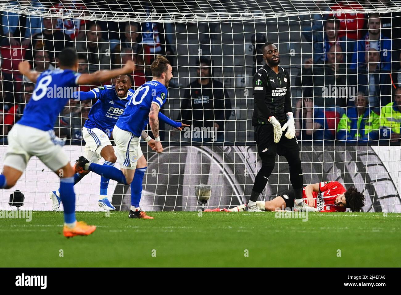 EINDHOVEN - portiere Yvon Msogno, Andre Ramalho dopo il 1-2 per il Leicester FC durante la partita finale della Conference League tra PSV e Leicester City FC allo stadio Phillips il 14 aprile 2022 a Eindhoven, Paesi Bassi. ANP OLAF KRAAK Foto Stock