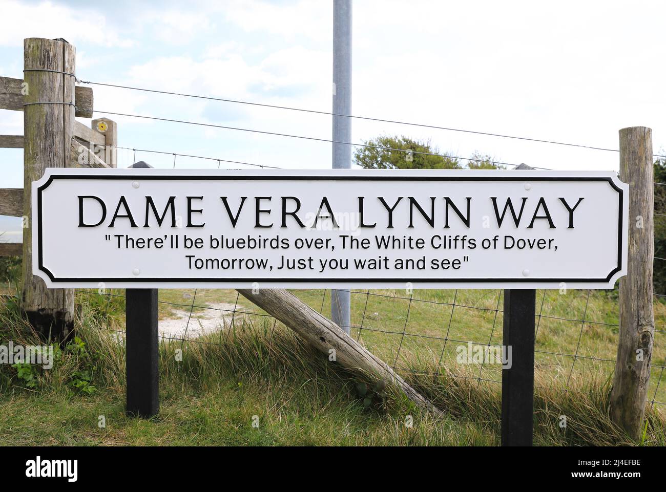 Il sentiero che porta dal lungomare alle bianche scogliere rinominato "Dame vera Lynn Way" con un nuovo segno, a dover, Kent, Regno Unito Foto Stock