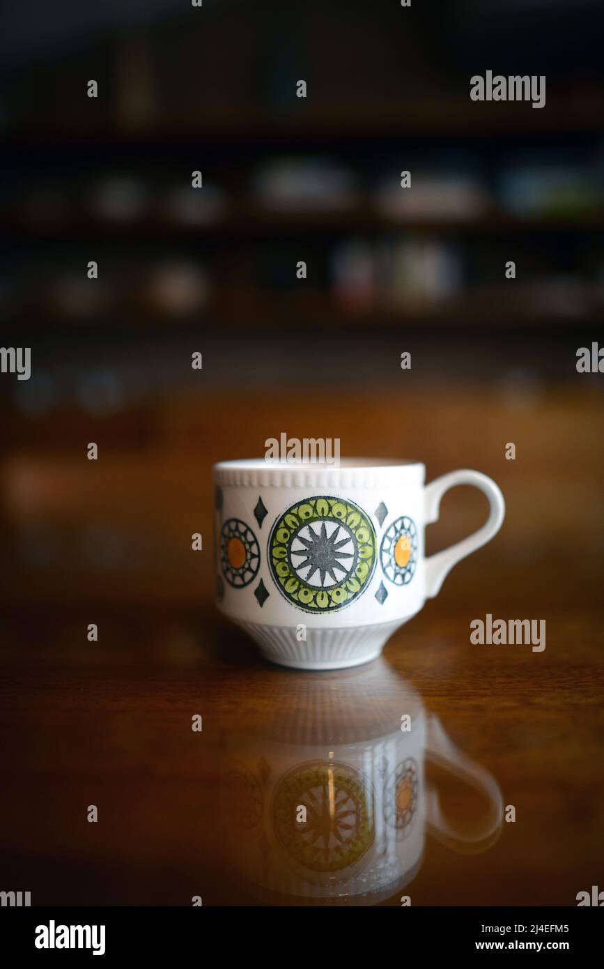 Tazze di caffè vintage di metà secolo su un tavolo di legno al mattino Foto Stock Tazze di caffè vintage di metà secolo su un tavolo di legno al mattino Foto Stock