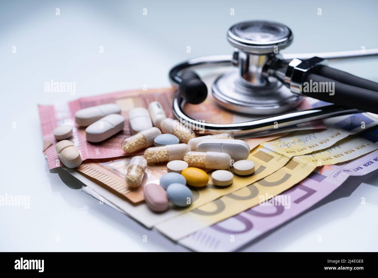 Sanità denaro e malattia. Stetoscopio medico Foto Stock