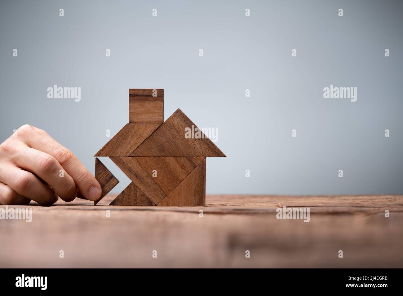 Mini Casa Puzzle pezzi e Tangram. Proprietà immobiliari del giocattolo di legno Foto Stock