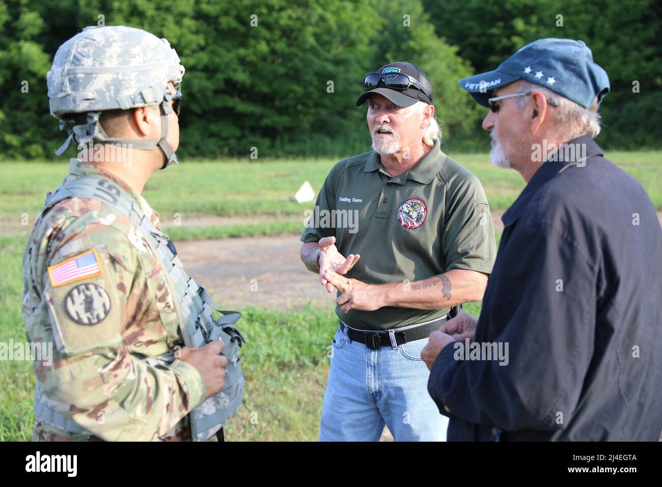 Counter mortar Radar - New York Army National Guard Chief Warrant Officer 2 Carlos Perez, il leader di Target Acquisition Platoon per la sezione Radar con la squadra di combattimento di Brigata di fanteria del 27th, riceve le istruzioni di installazione da Randy Scott (centro) e Jacques Hamellin, istruttori con radar PM, Mentre si è schierato il nuovo RADAR LEGGERO contro mortaio AN/TPQ-50 (LCMR) il 31 luglio 2019, a Fort Drum, New York. Scott e Hamellin si recano tutto l'anno a più installazioni militari che addestrano i soldati sui sistemi radar. ( Foto della Guardia Nazionale dell'Esercito degli Stati Uniti di Sgt. Andrew Winchell ) Foto Stock