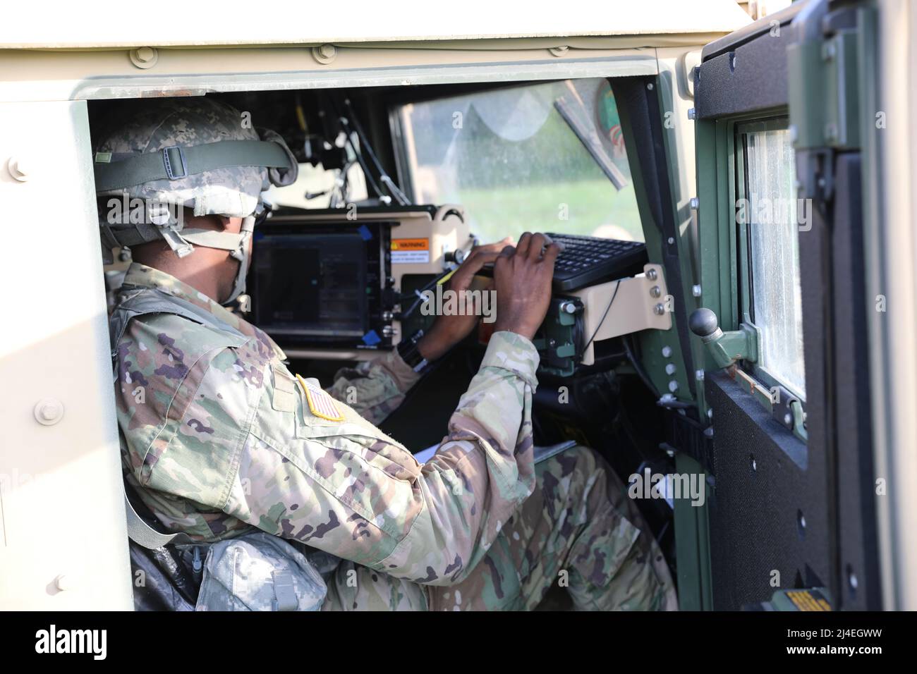Counter mortar Radar - un soldato della Guardia Nazionale dell'Esercito di New York con la squadra di combattimento di Brigade di fanteria del 27th si allena con IL RADAR del mortaio contatore leggero (LCMR) AN/TPQ-50 il 31 luglio 2019, a Fort Drum, New York. La sezione radar per la squadra di combattimento di Brigata di fanteria 27th ha preso un corso sul nuovo sistema radar che era più di una settimana lunga prima dei test sul campo.(la foto della guardia nazionale dell'esercito degli Stati Uniti da Sgt. Andrew Winchell ) Counter razzo, artiglieria, e mortaio, abbreviato C-RAM o counter-RAM, è un insieme di sistemi utilizzati per rilevare e/o distruggere razzi in arrivo, artiglieria, e tondi mortaio. Foto Stock