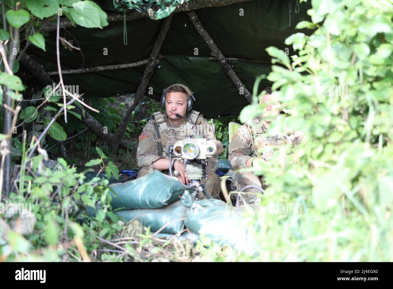 Counter mortar Radar - due soldati della Guardia Nazionale dell'Esercito di New York assegnati alla squadra di combattimento delle Brigate di fanteria del 27th assumono una posizione coperta mentre si allenano con L'AN/TPQ-50 Lightweight Counter mortar Radar (LCMR) il 31 luglio 2019, a Fort Drum, New York. Diverse sezioni dall'interno della squadra di combattimento di Brigata di fanteria 27th hanno lavorato insieme per condurre l'addestramento sia del radar che dell'artiglieria.( foto della Guardia Nazionale dell'Esercito degli Stati Uniti da Sgt. Andrew Winchell ) Counter razzo, artiglieria e mortaio, abbreviato C-RAM o counter-RAM, è un insieme di sistemi utilizzati per rilevare e/o distruggere mortai in arrivo. Foto Stock