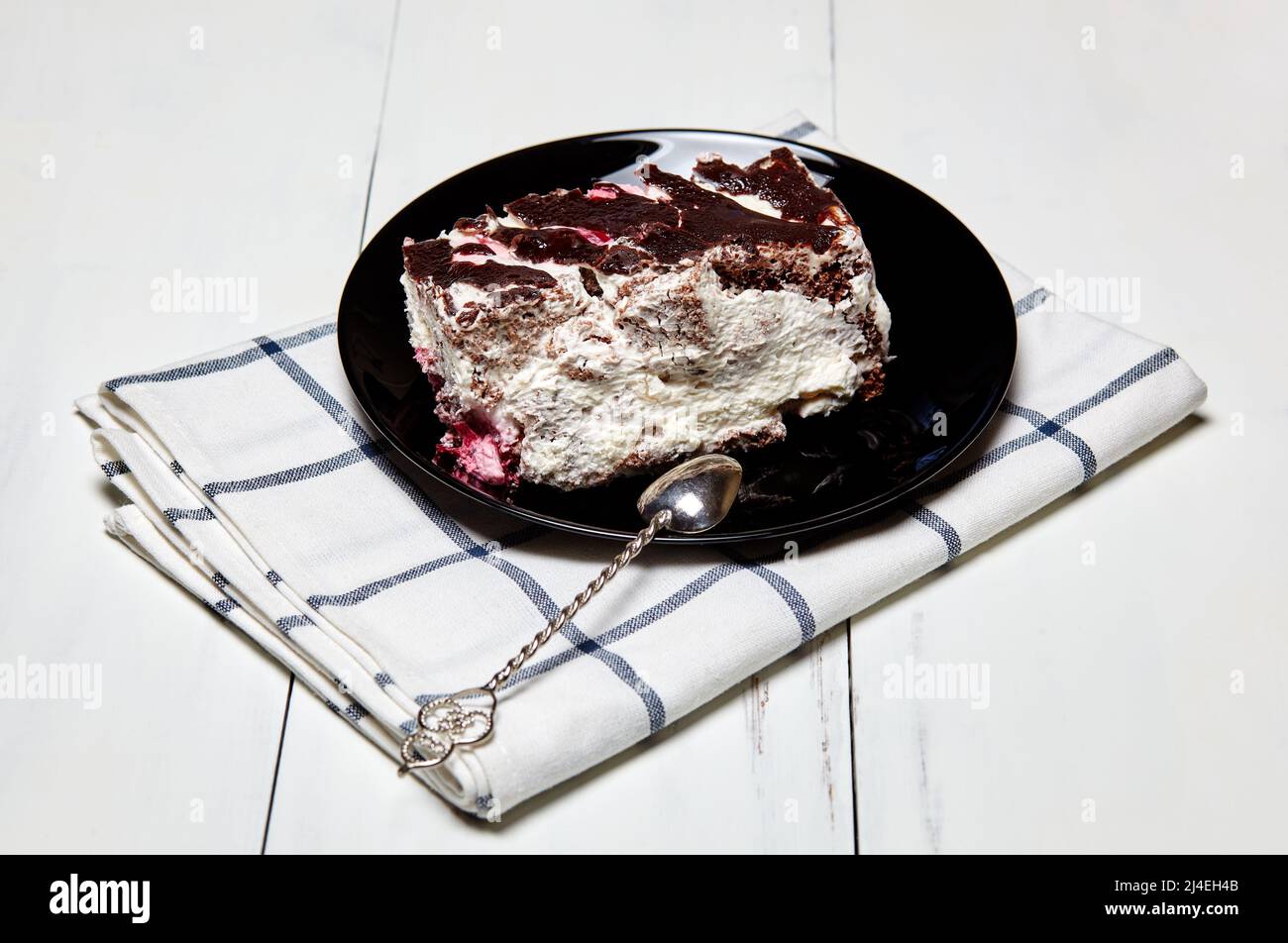 Piatto con fetta di gustosa torta al cioccolato sul tavolo. Dessert yummy su sfondo di legno, primo piano Foto Stock