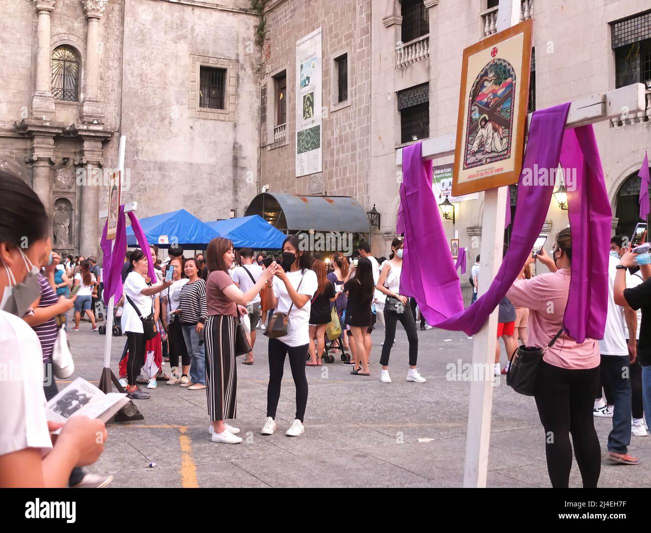 Manila, Filippine. 14th Apr 2022. I devoti cattolici si radunano nel cortile della Chiesa di San Agustin durante il giovedì di Maundy. I devoti cattolici nelle Filippine affollano la Chiesa di San Agustin ad Intramuros, Manila. Uno dei loro rituali è quello di visitare le diverse sette chiese o 'Visita Iglesia'. Esso commemora l'istituzione eucaristica di Gesù Cristo durante l'ultima cena con i suoi Apostoli. Credit: SOPA Images Limited/Alamy Live News Foto Stock