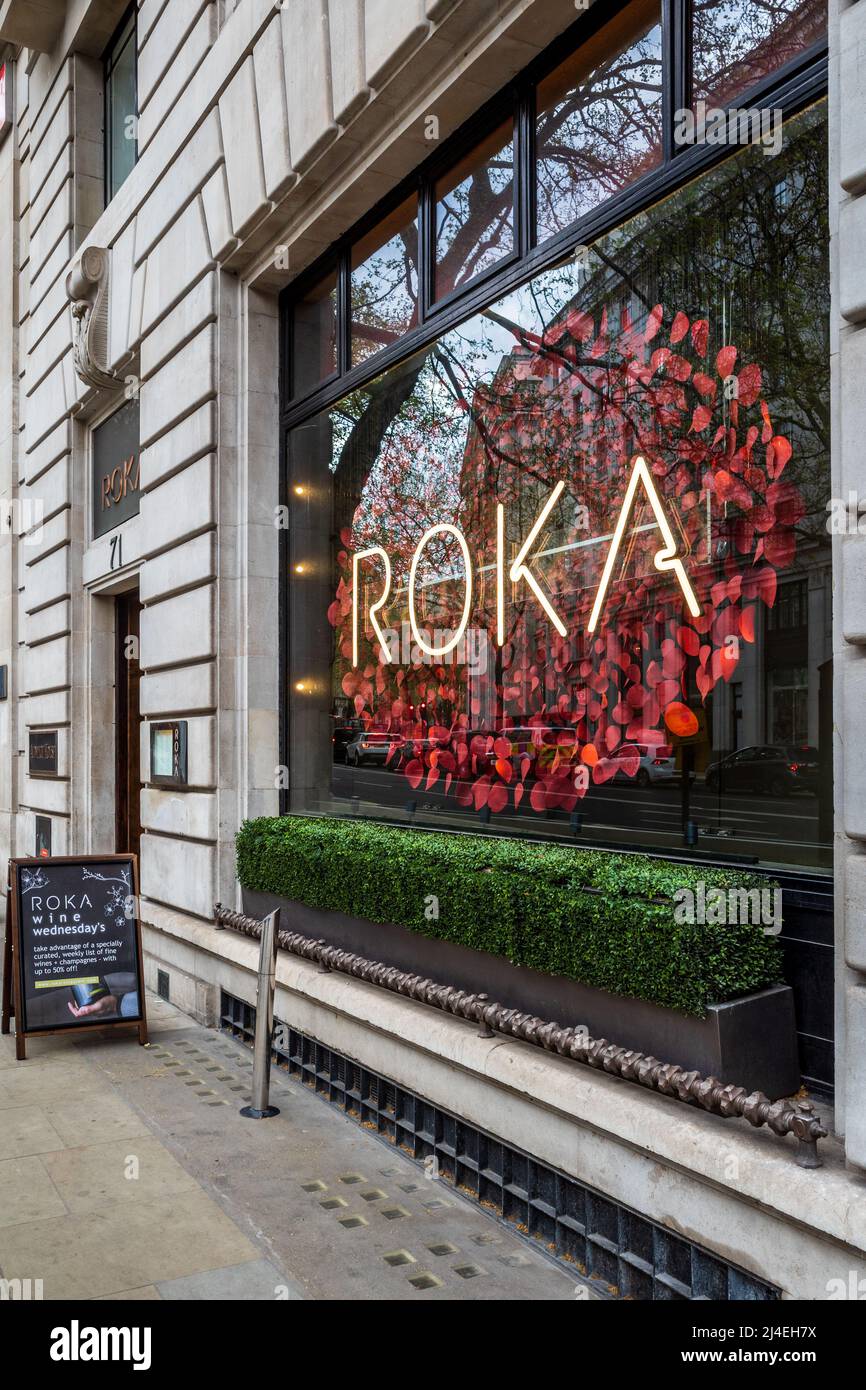 RISTORANTE giapponese ROKA Aldwych nel centro di Londra - IL ROKA Aldwych fa parte di una catena premiata di ristoranti giapponesi. Foto Stock