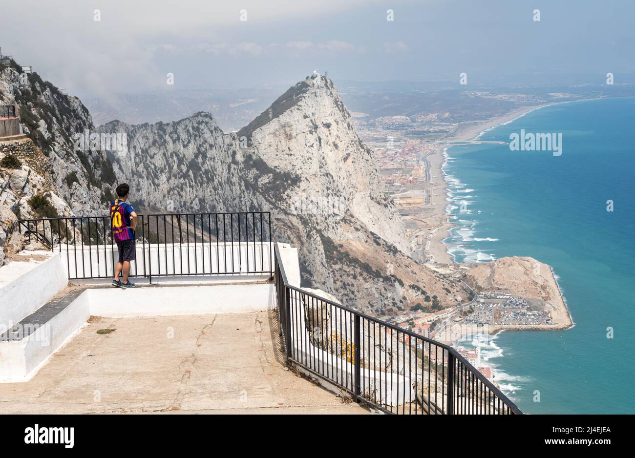 Persona sulla piattaforma di osservazione a o'Hara's Battery guardando la Rocca di Gibilterra Foto Stock