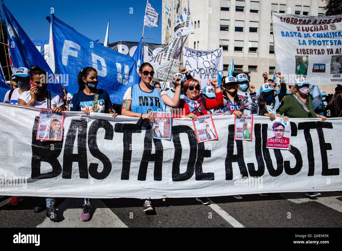 Buenos Aires, Argentina. 13th Apr 2022. I dimostranti hanno in mano una bandiera che dice “abbastanza di aggiustamento” marciano attraverso il centro di Buenos Aires verso Piazza Mayo. Le organizzazioni di sinistra che compongono l'unità Piquetera hanno di nuovo effettuato una mobilitazione verso la Piazza di Maggio a causa della mancanza di risposte alle loro richieste sociali da parte del Ministro dello sviluppo sociale, John Zabaleta. Credit: SOPA Images Limited/Alamy Live News Foto Stock