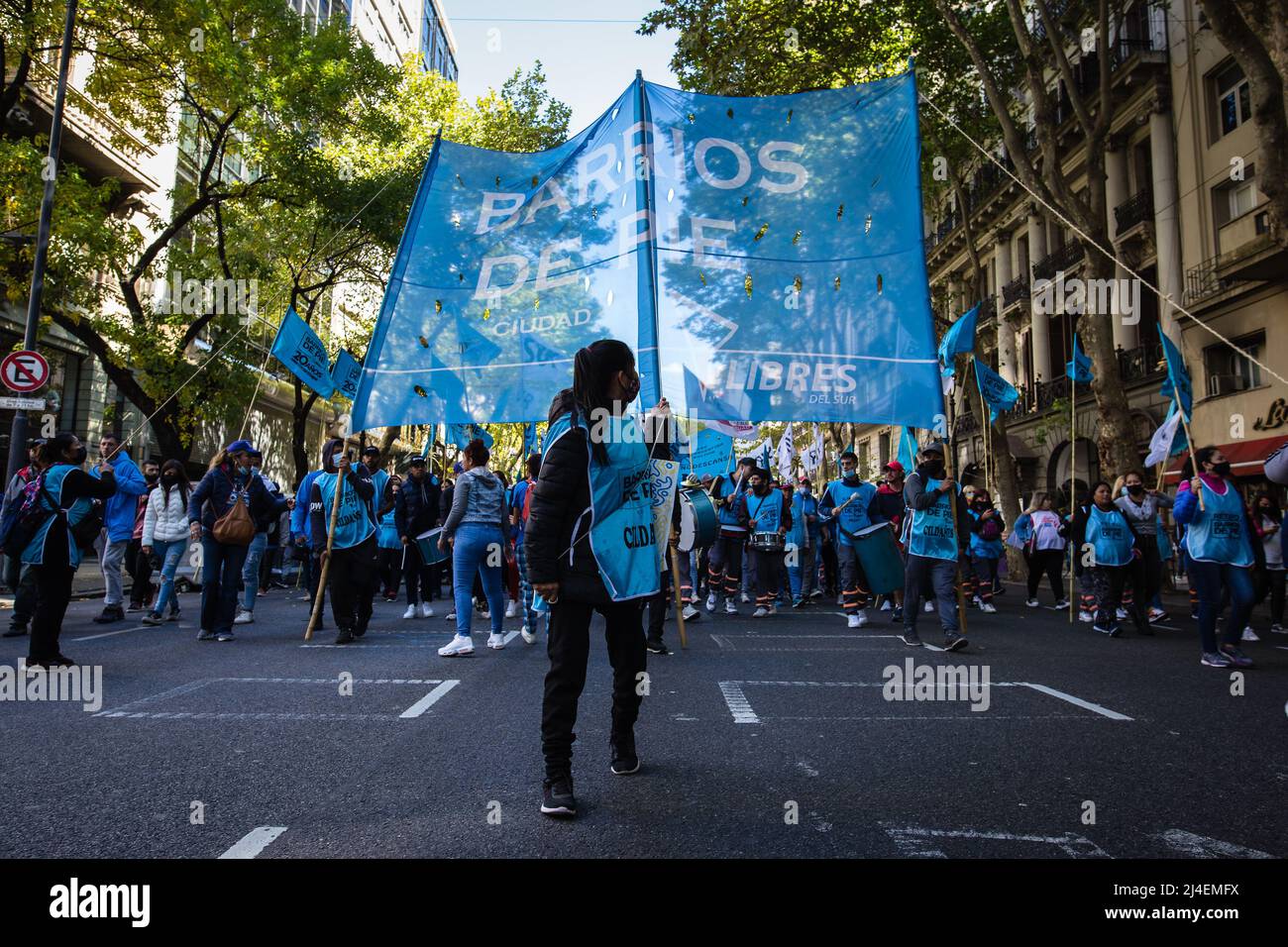 Buenos Aires, Argentina. 13th Apr 2022. I membri del fronte di unità Piquetera, marciano con le loro bandiere srotolate verso Piazza maggio. Le organizzazioni di sinistra che compongono l'unità Piquetera hanno di nuovo effettuato una mobilitazione verso la Piazza di Maggio a causa della mancanza di risposte alle loro richieste sociali da parte del Ministro dello sviluppo sociale, John Zabaleta. (Foto di Nacho Boullosa/SOPA Images/Sipa USA) Credit: Sipa USA/Alamy Live News Foto Stock