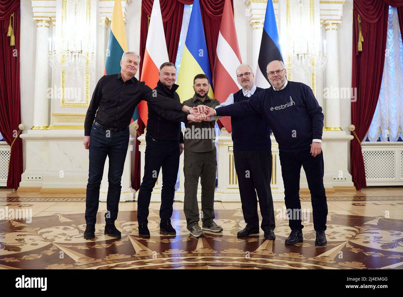 Kiev, Ucraina. 13th Apr 2022. Il presidente ucraino Volodymyr Zelenskyy, centro, stringe le mani con i leader delle nazioni baltiche in un segno di unità, il 13 aprile 2022 a Kiev, Ucraina. Da sinistra: Il presidente lituano Gitanas Nauseda, il presidente polacco Andrzej Duda, il presidente ucraino Volodymyr Zelenskyy, il presidente lettone Egils Levits e il presidente estone Alar Karis. Credit: Ukraine Presidency/Ukraine Presidency/Alamy Live News Foto Stock