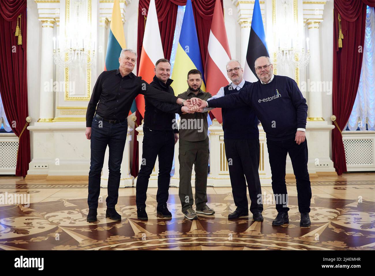 Kiev, Ucraina. 13th Apr 2022. Il presidente ucraino Volodymyr Zelenskyy, centro, stringe le mani con i leader delle nazioni baltiche in un segno di unità, il 13 aprile 2022 a Kiev, Ucraina. Da sinistra: Il presidente lituano Gitanas Nauseda, il presidente polacco Andrzej Duda, il presidente ucraino Volodymyr Zelenskyy, il presidente lettone Egils Levits e il presidente estone Alar Karis. Credit: Ukraine Presidency/Ukraine Presidency/Alamy Live News Foto Stock