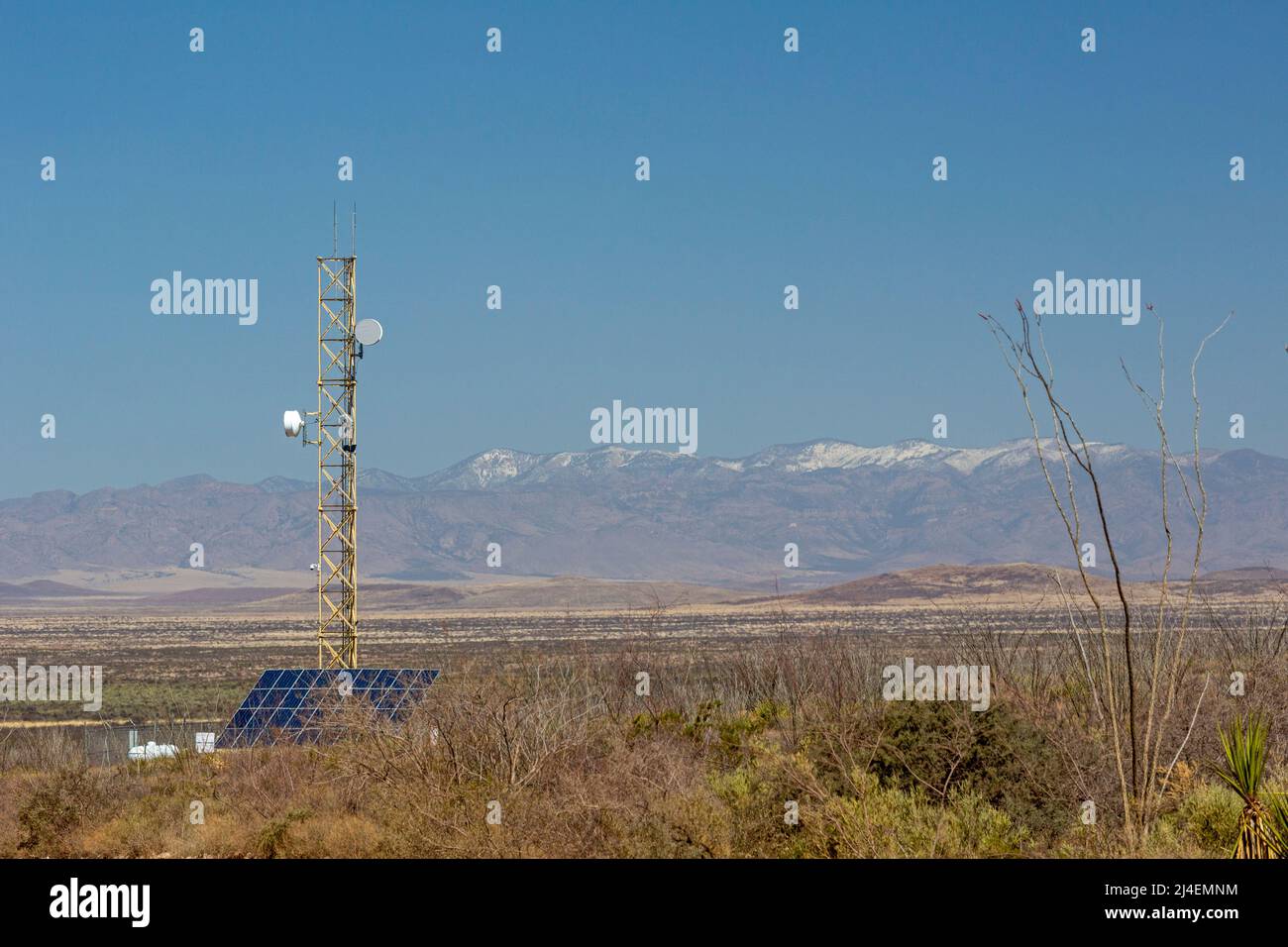 Douglas, Arizona - una torre di sorveglianza della pattuglia di confine degli Stati Uniti vicino al confine messicano. Nelle aree remote, la pattuglia di confine ha aumentato la sua dipendenza da s. Foto Stock