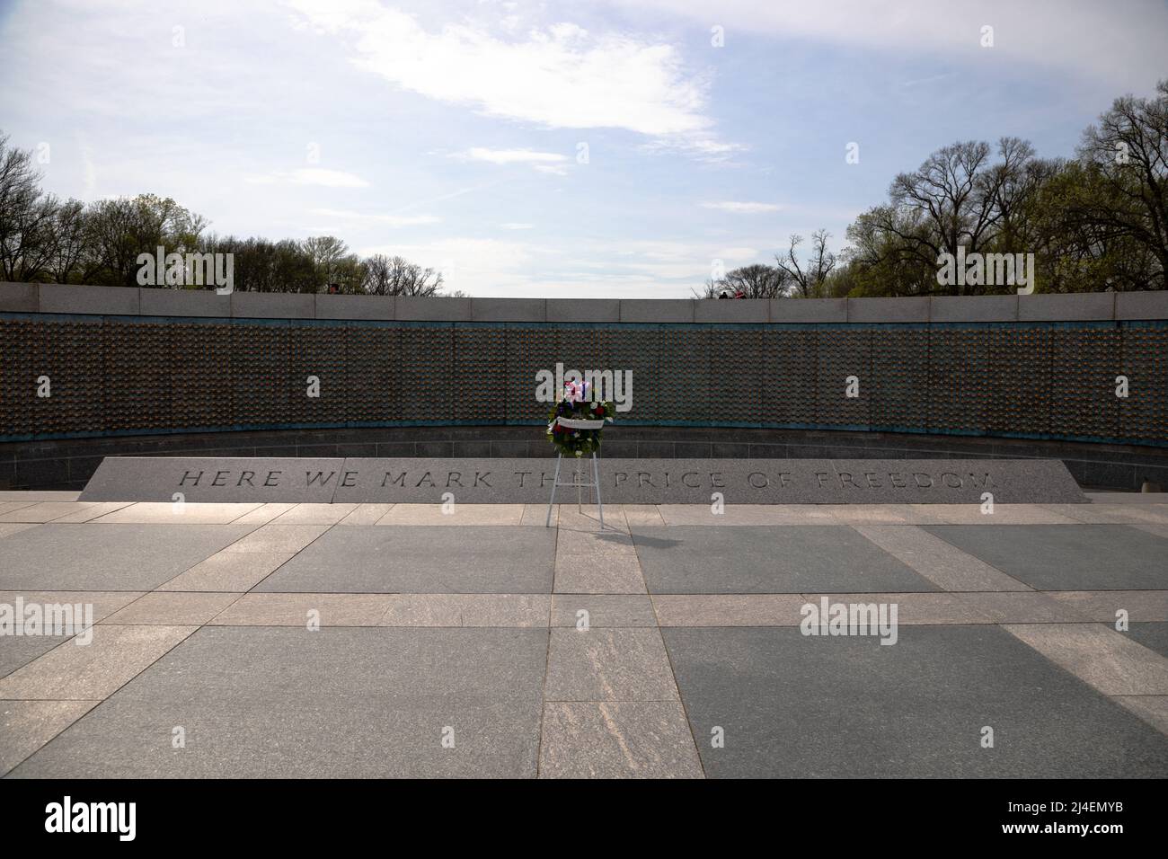 La corona si trova di fronte al monumento commemorativo della Guerra Mondiale 2 a Washington DC Foto Stock